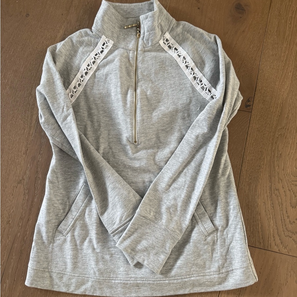 Lilly Pulitzer Gray Women's Top with Lace Detail XS
EUC